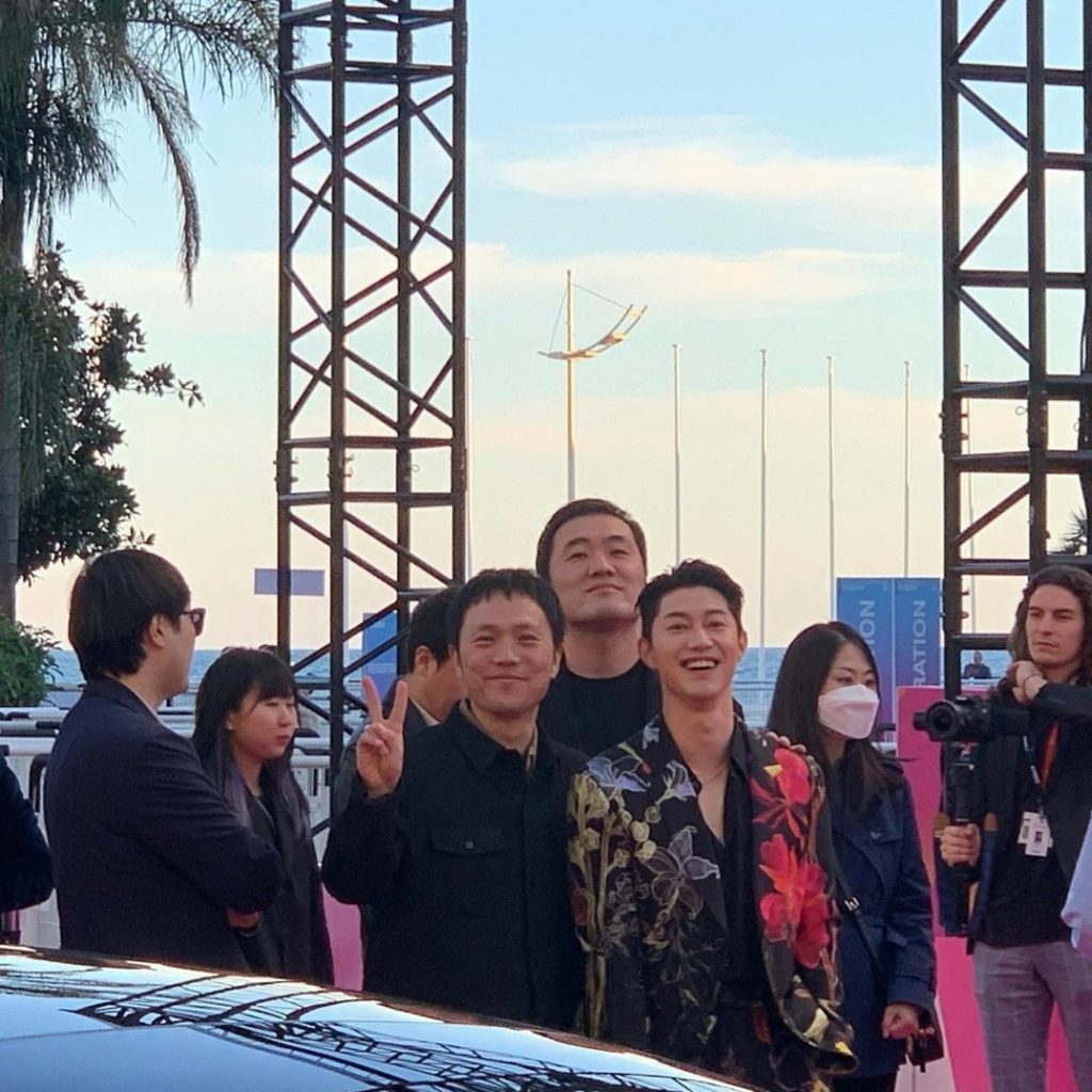 |kwakdongyeon0 - Instagram - 2022 - Kwak Dong-yeon à Cannes avec les réalisateur Jang Kun-jae et le producteur Byun Seung-min