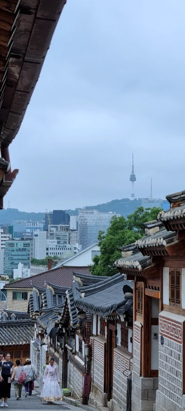 Seoul N Tower vue depuis Bukcheon hanok village - Photo Nikki Terlon - juillet 2024