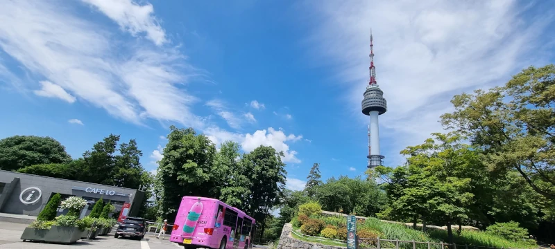 Bus pour monter à la Namsan Tower - Photo Nikki Terlon - juillet 2024