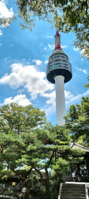 Seoul N Tower vue depuis son pied - Photo Nikki Terlon - juillet 2024